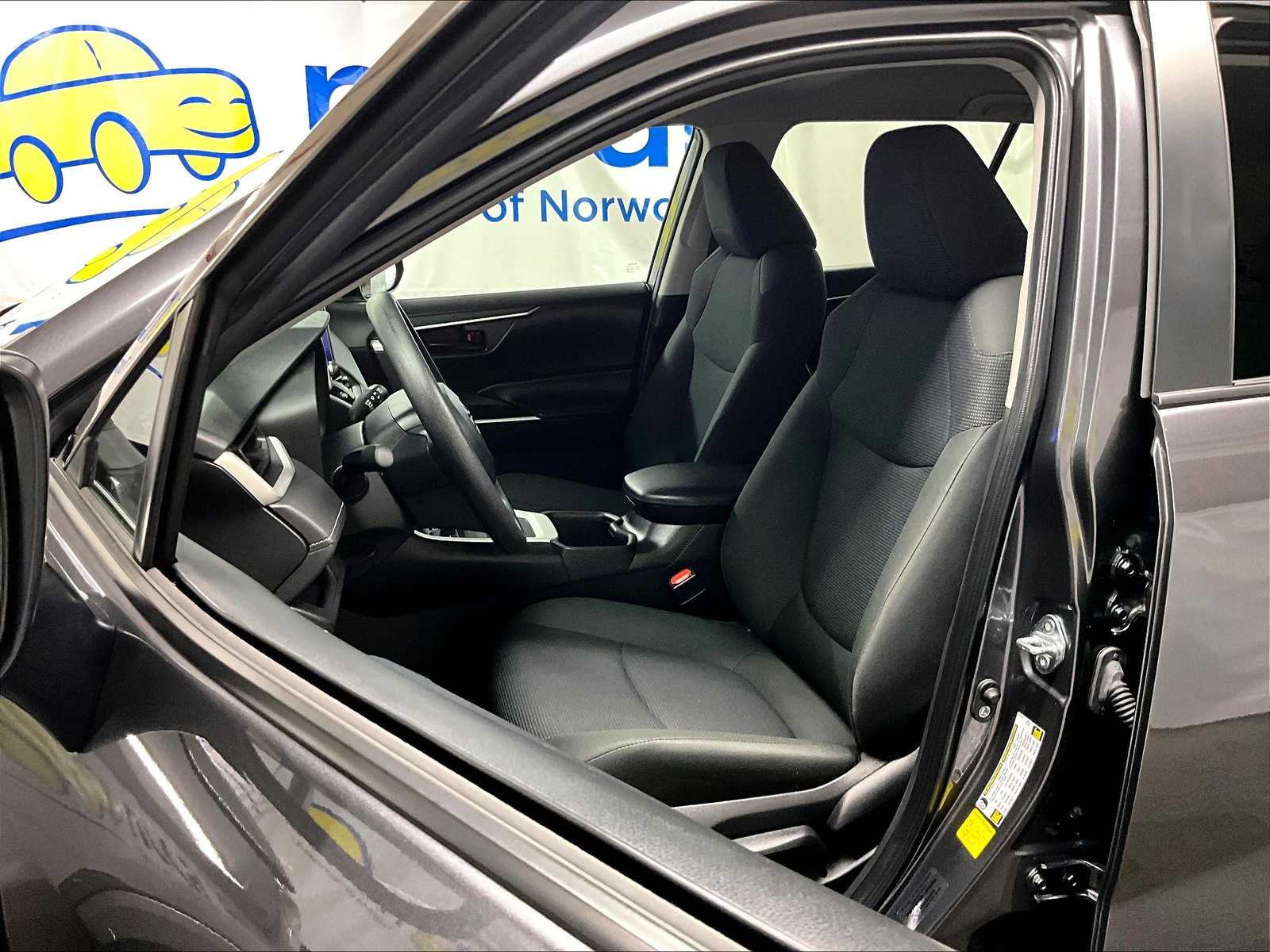 2024 Toyota RAV4 LE - Photo 10