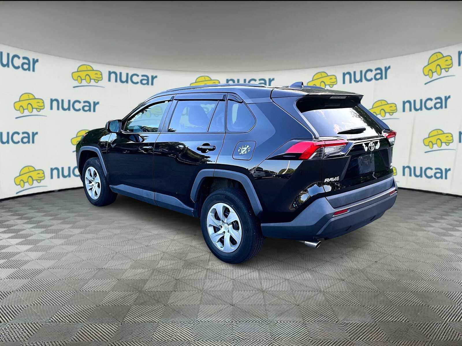 2019 Toyota RAV4 LE - Photo 3