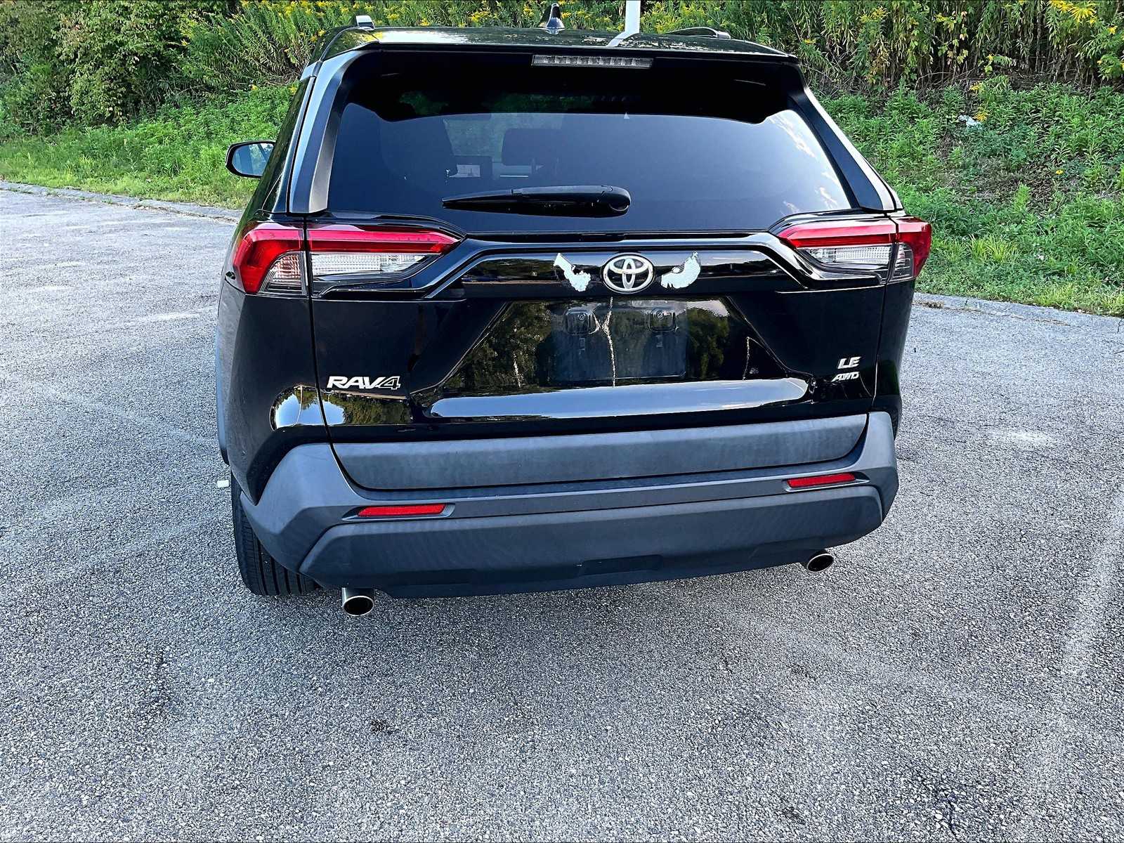 2019 Toyota RAV4 LE - Photo 7