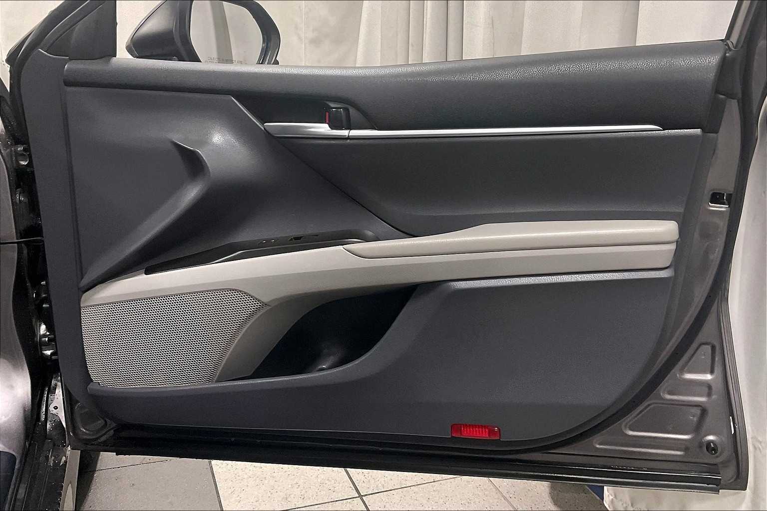 2023 Toyota Camry Hybrid LE - Photo 12