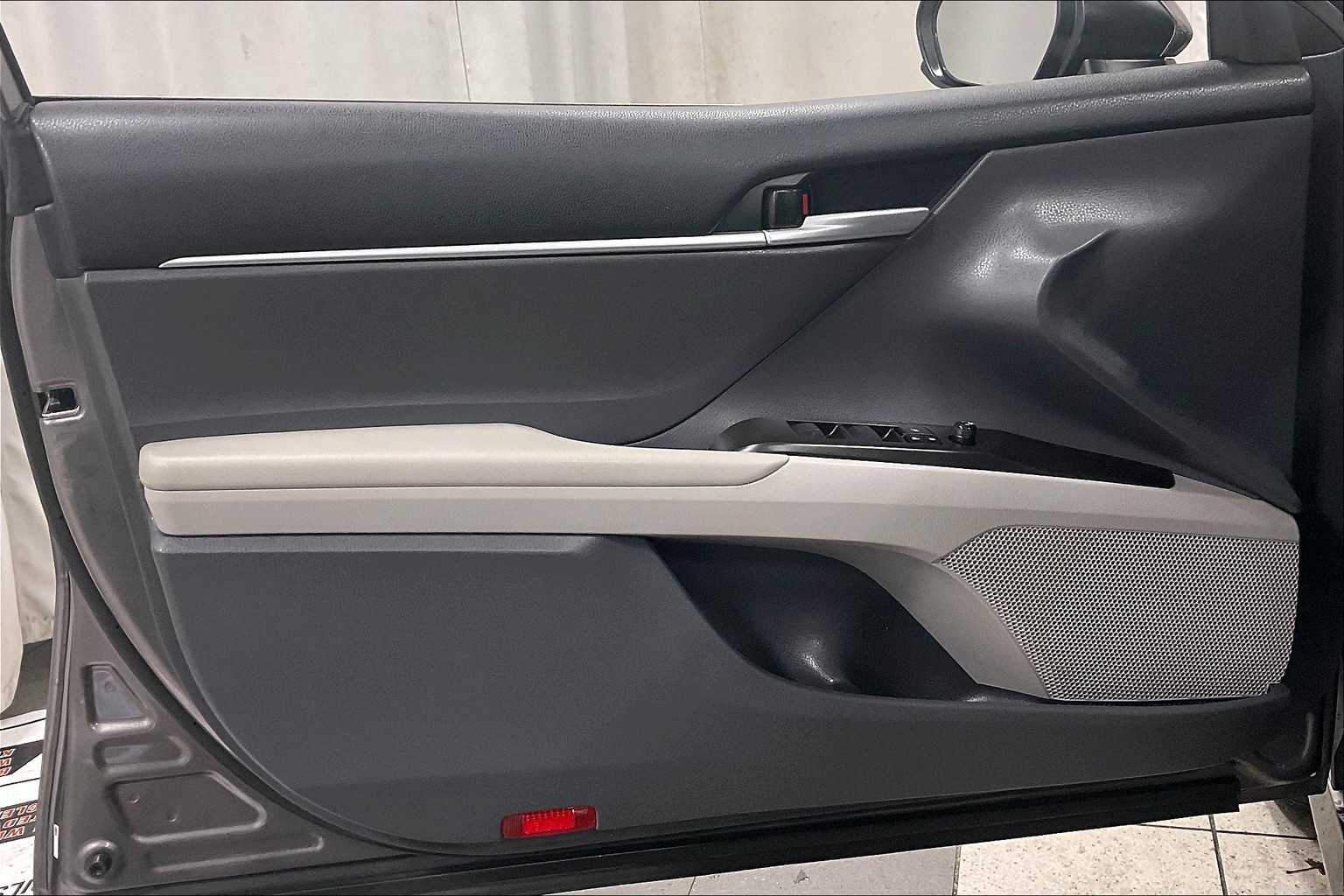2023 Toyota Camry Hybrid LE - Photo 9