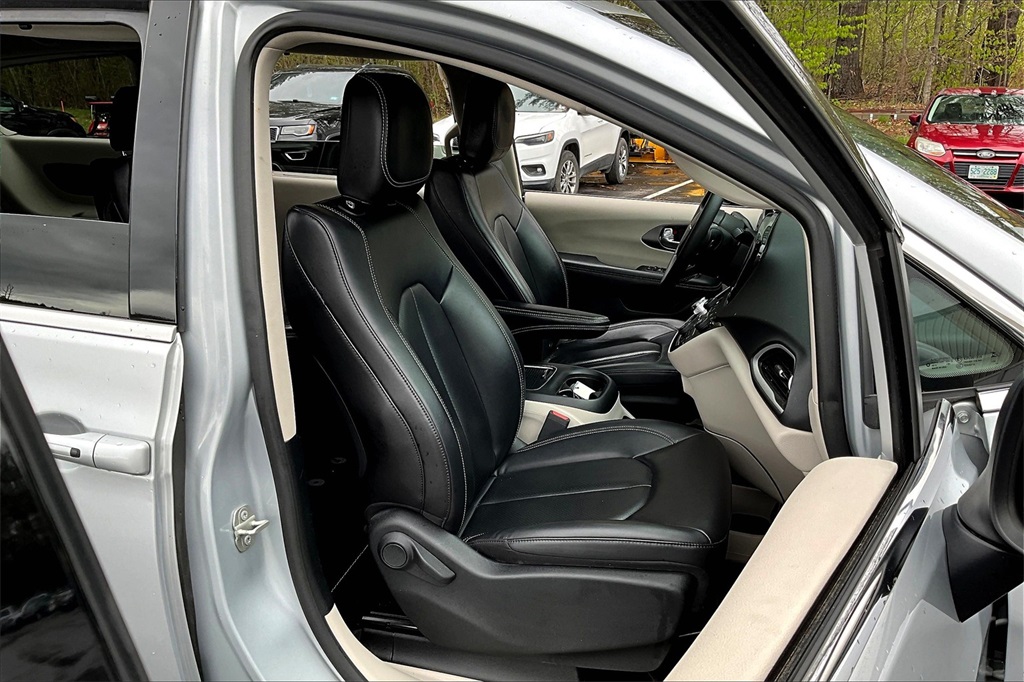 2023 Chrysler Pacifica Touring L - Photo 11