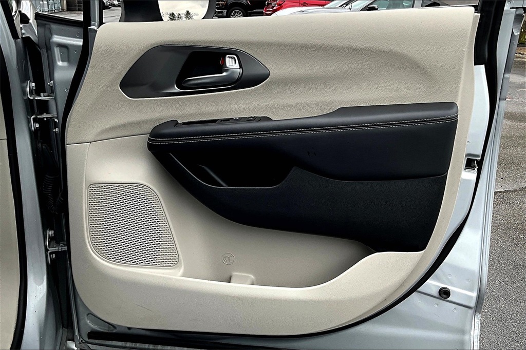 2023 Chrysler Pacifica Touring L - Photo 12