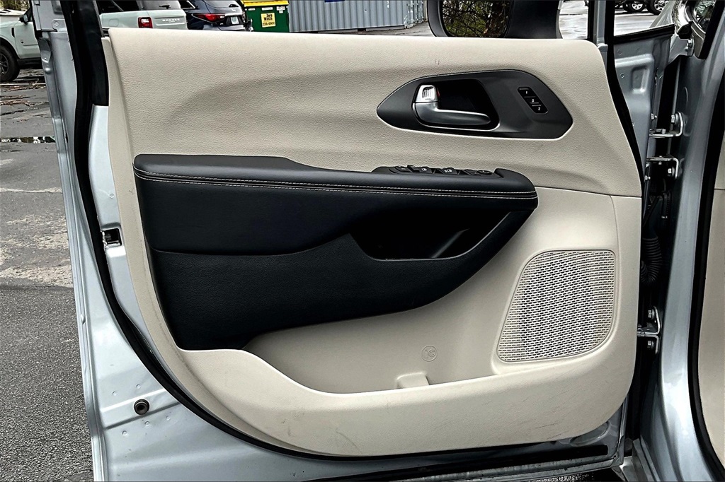 2023 Chrysler Pacifica Touring L - Photo 9