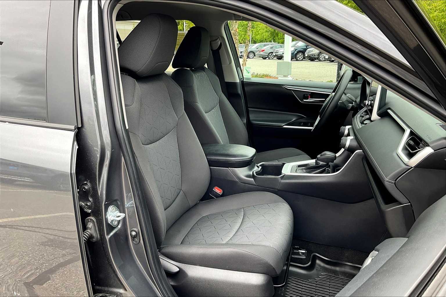 2024 Toyota RAV4 XLE - Photo 11