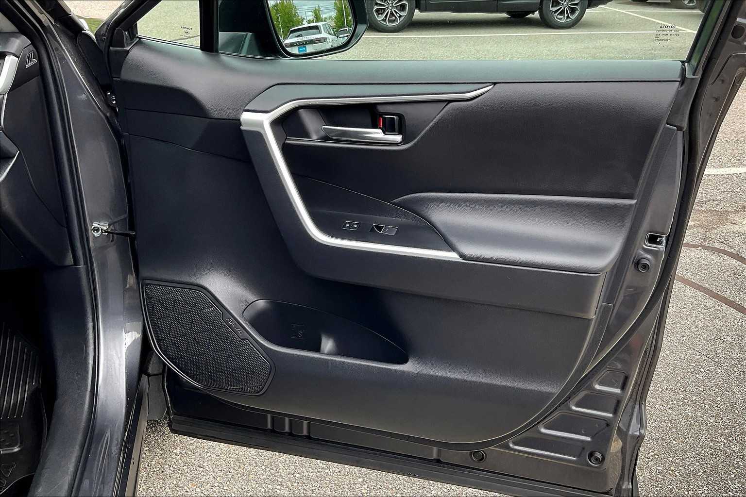 2024 Toyota RAV4 XLE - Photo 12