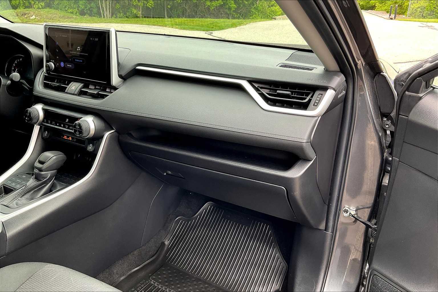 2024 Toyota RAV4 XLE - Photo 13