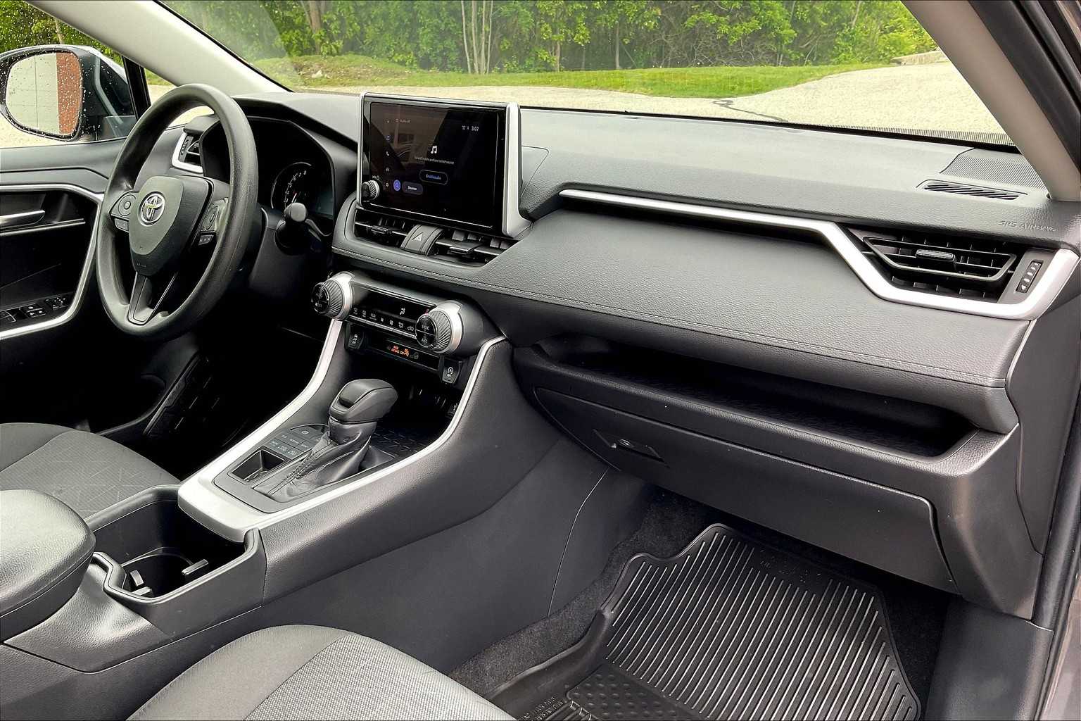2024 Toyota RAV4 XLE - Photo 14