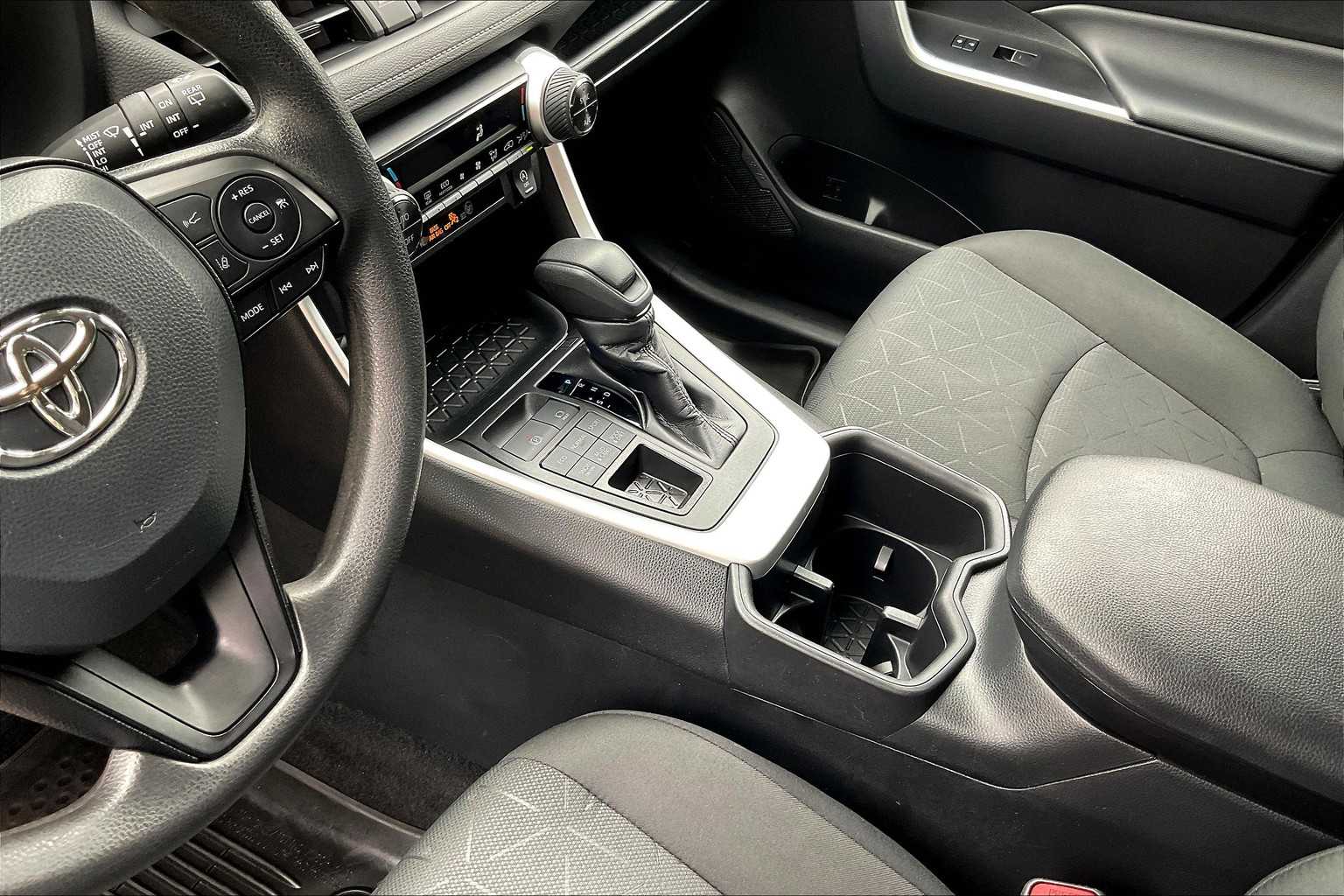 2024 Toyota RAV4 XLE - Photo 20