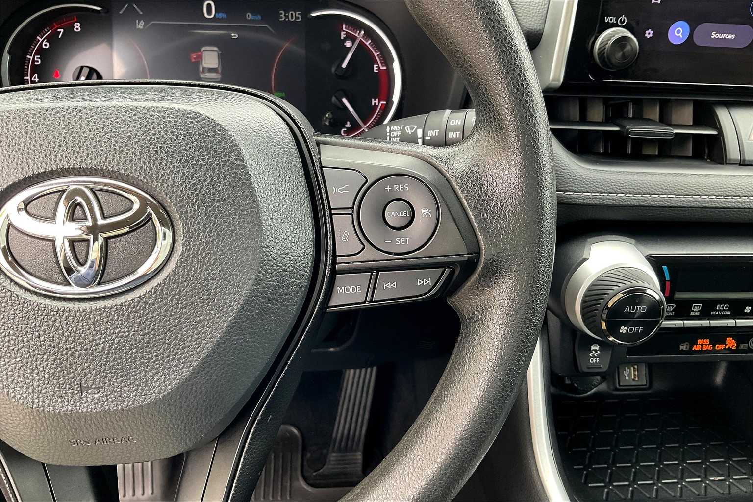 2024 Toyota RAV4 XLE - Photo 23