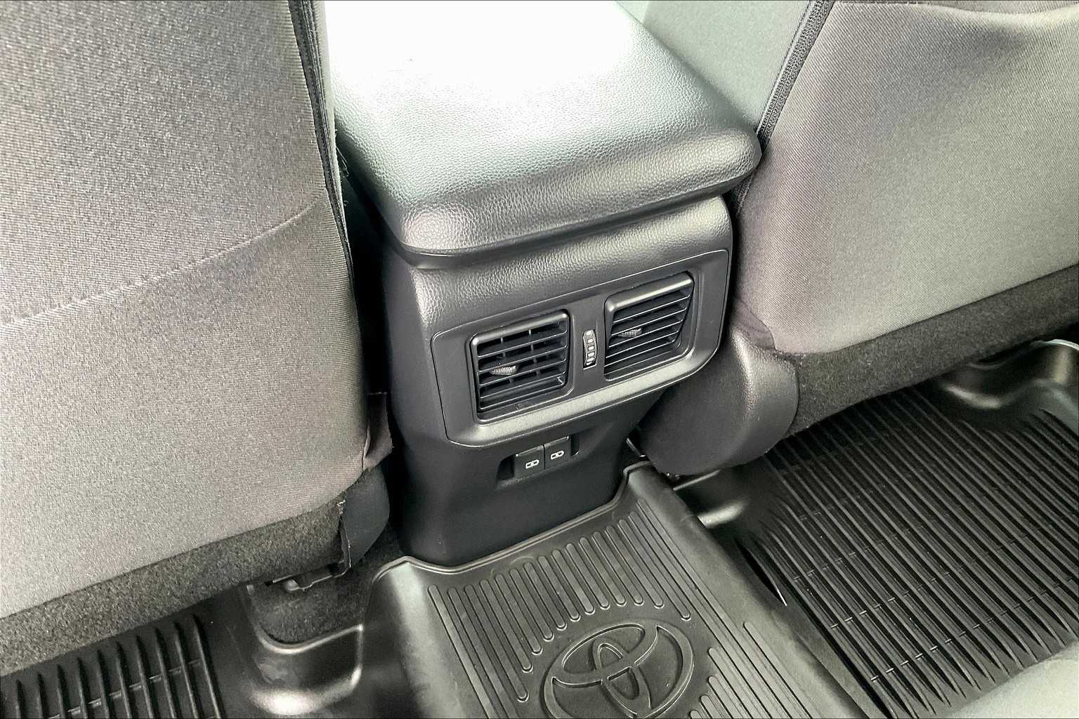 2024 Toyota RAV4 XLE - Photo 26
