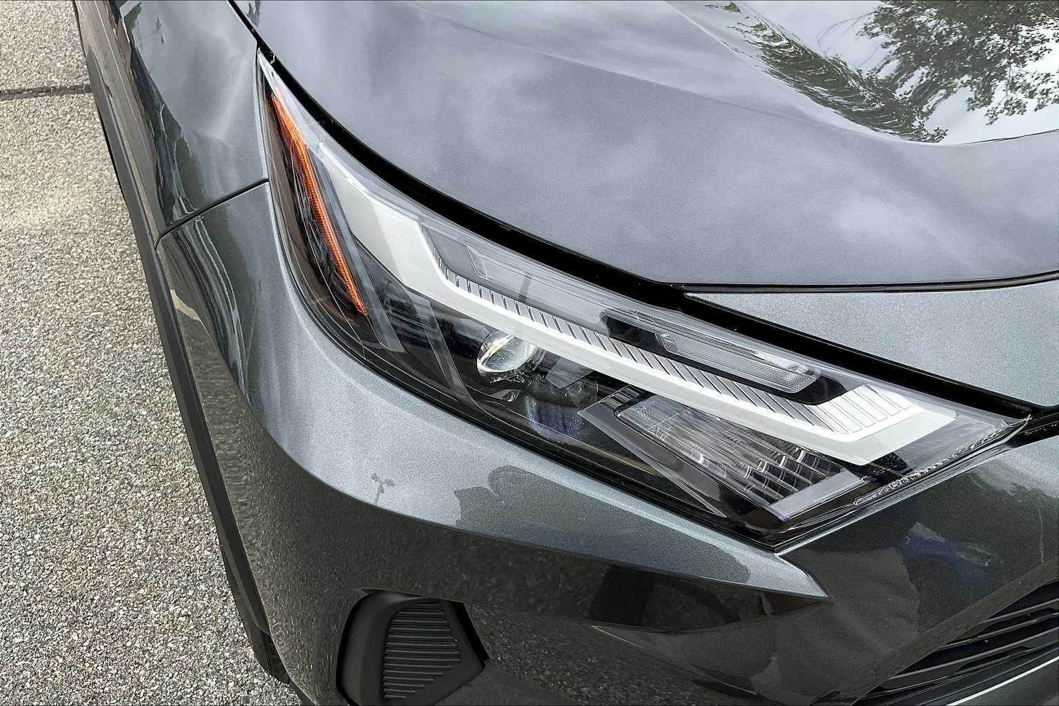 2024 Toyota RAV4 XLE - Photo 30