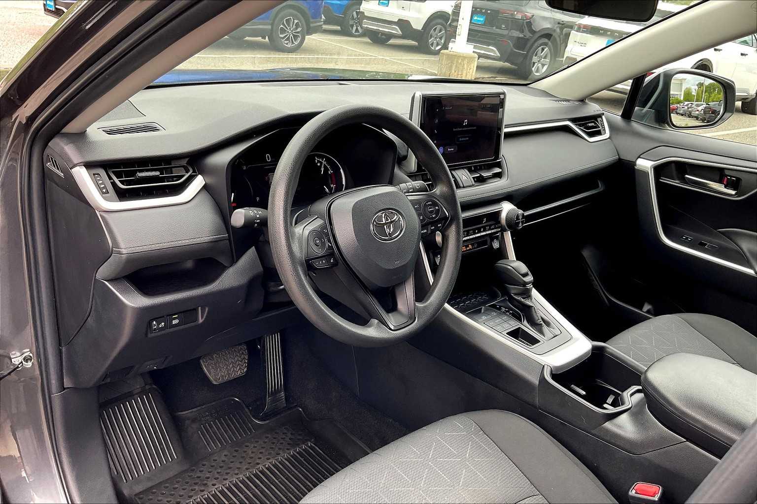 2024 Toyota RAV4 XLE - Photo 8
