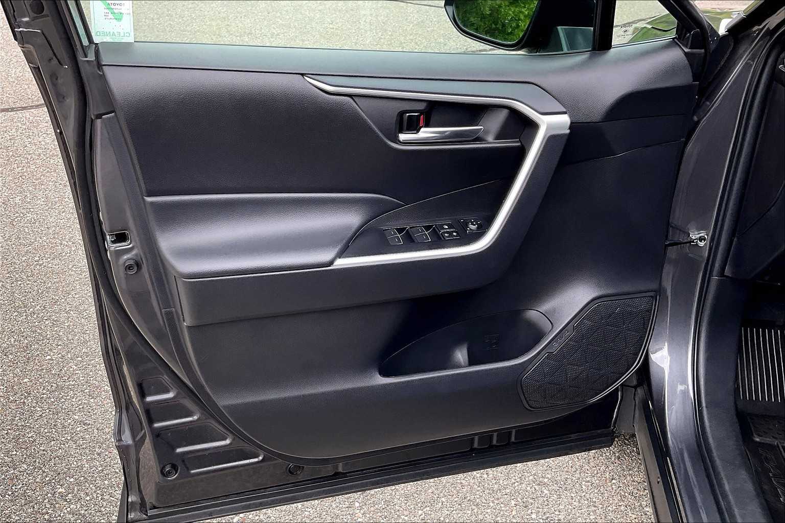 2024 Toyota RAV4 XLE - Photo 9