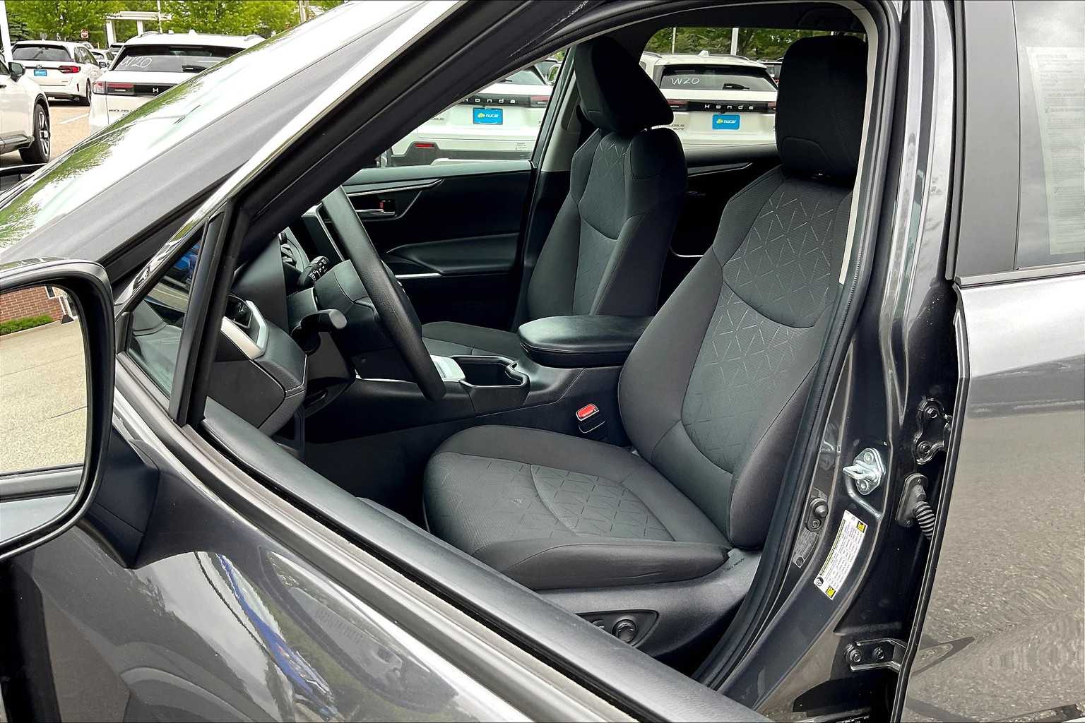 2024 Toyota RAV4 XLE - Photo 10