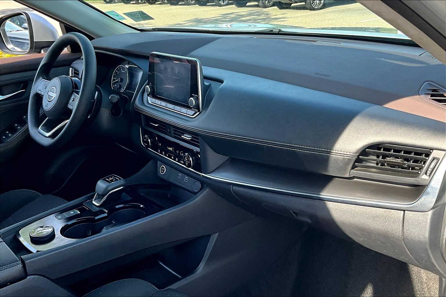 2023 Nissan Rogue SV - Photo 14