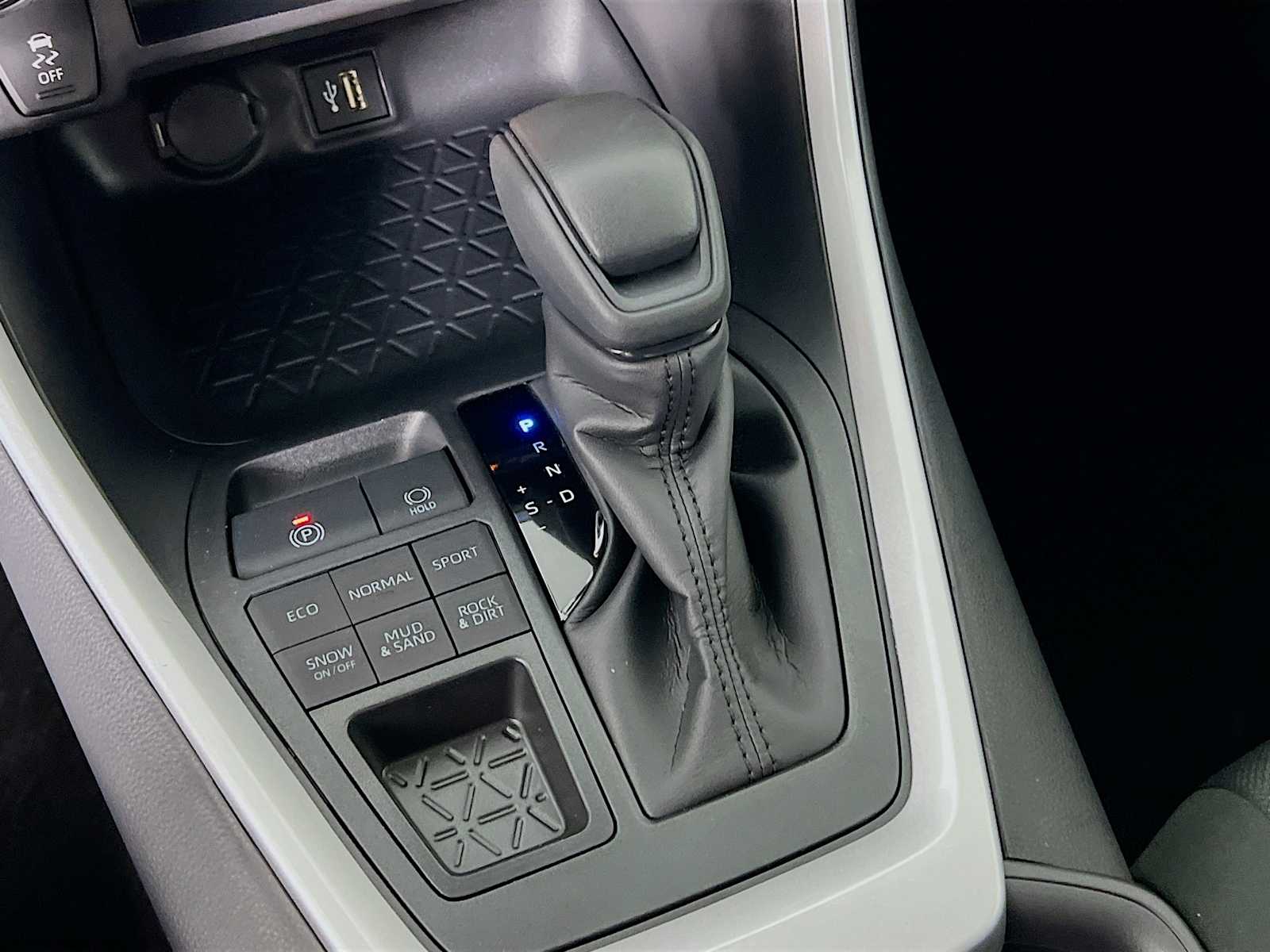 2025 Toyota RAV4 XLE - Photo 11