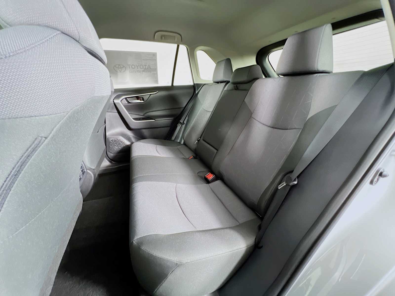 2025 Toyota RAV4 XLE - Photo 13