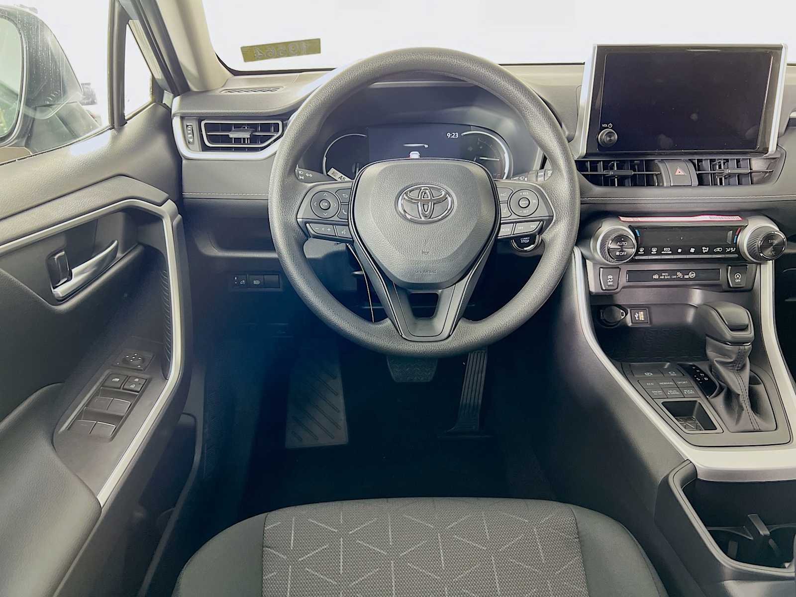 2025 Toyota RAV4 XLE - Photo 15