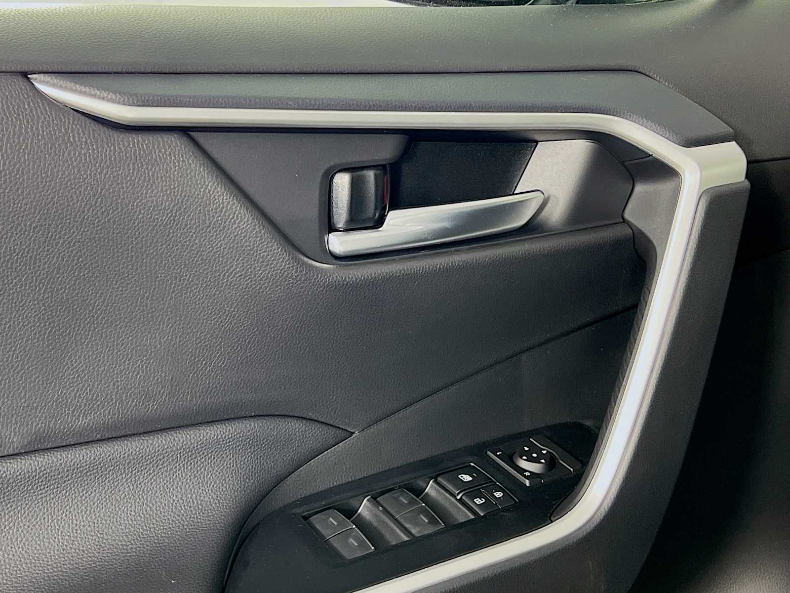 2025 Toyota RAV4 XLE - Photo 16