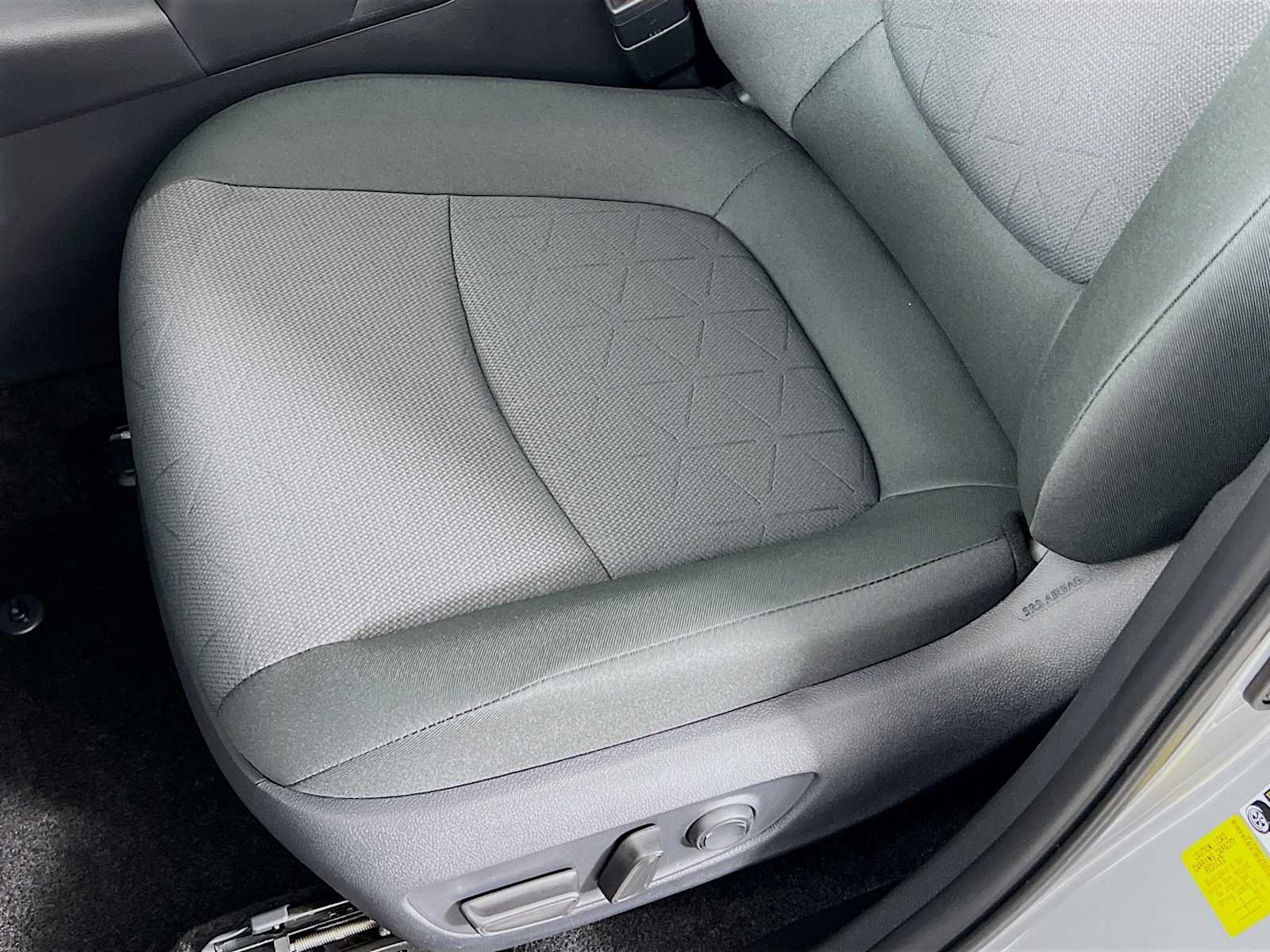 2025 Toyota RAV4 XLE - Photo 17