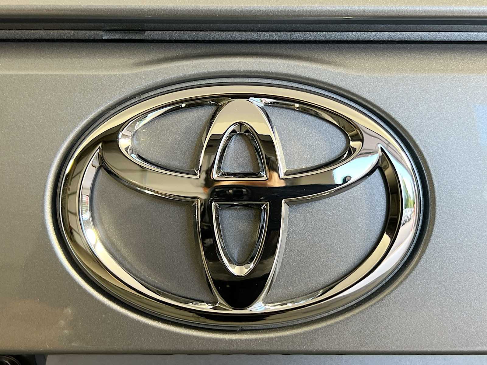 2025 Toyota RAV4 XLE - Photo 18