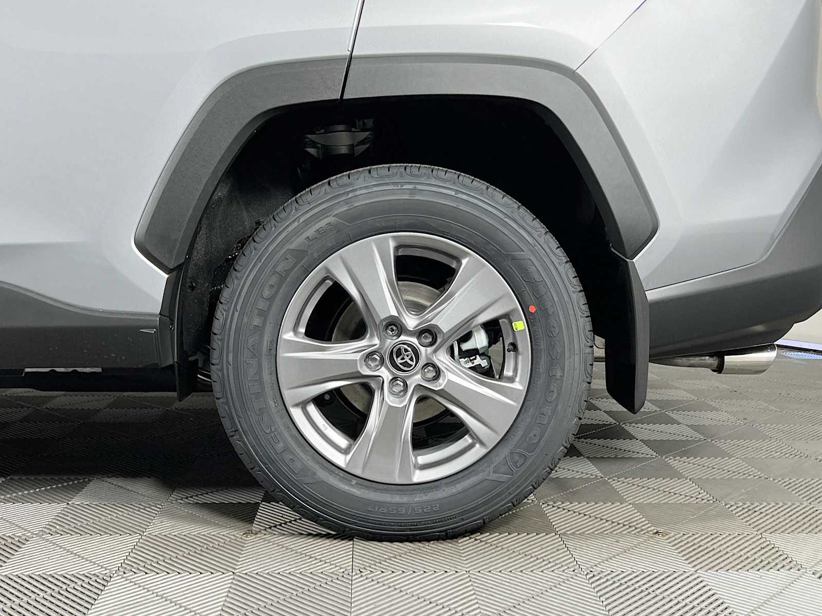 2025 Toyota RAV4 XLE - Photo 19
