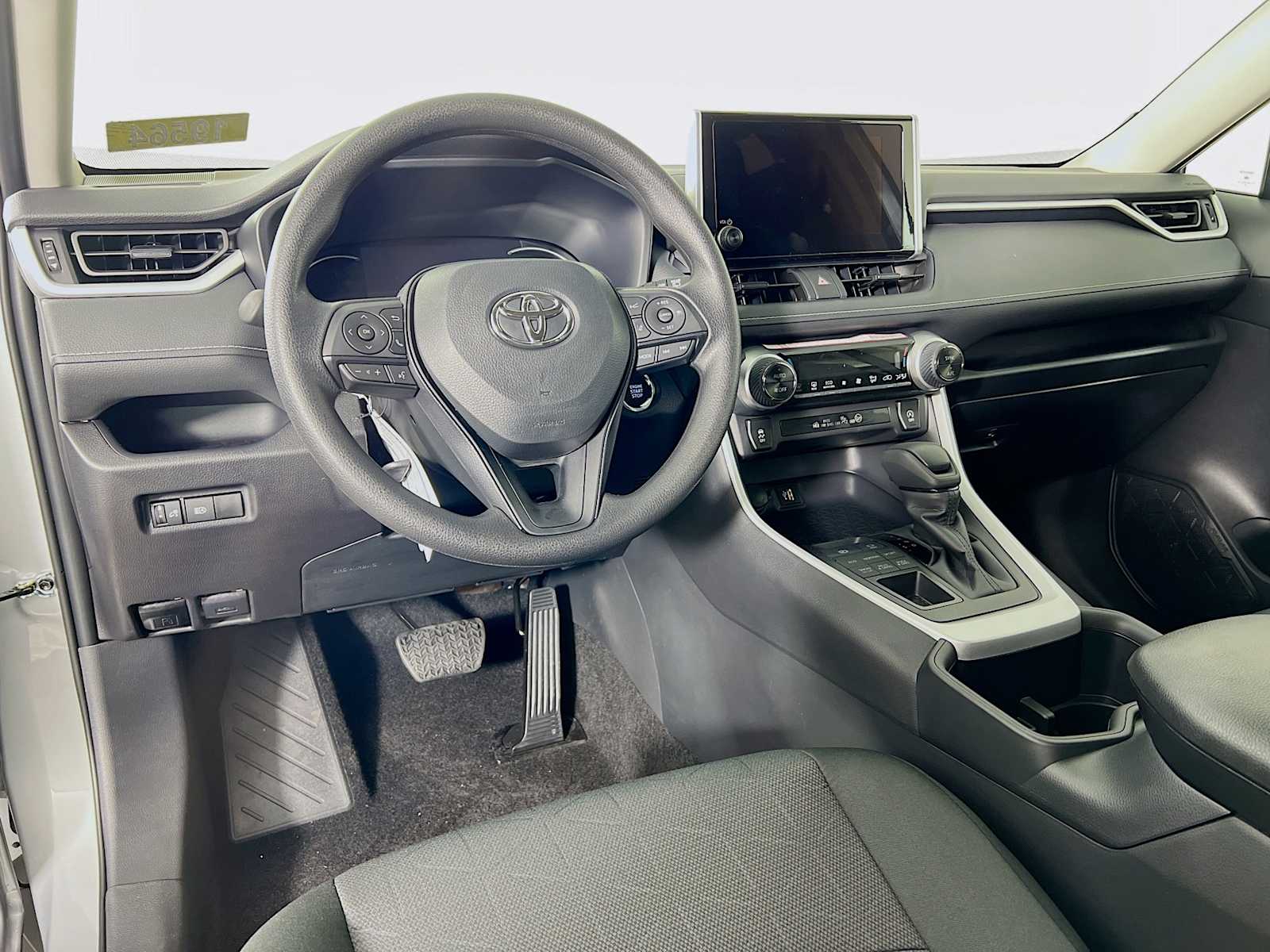 2025 Toyota RAV4 XLE - Photo 6
