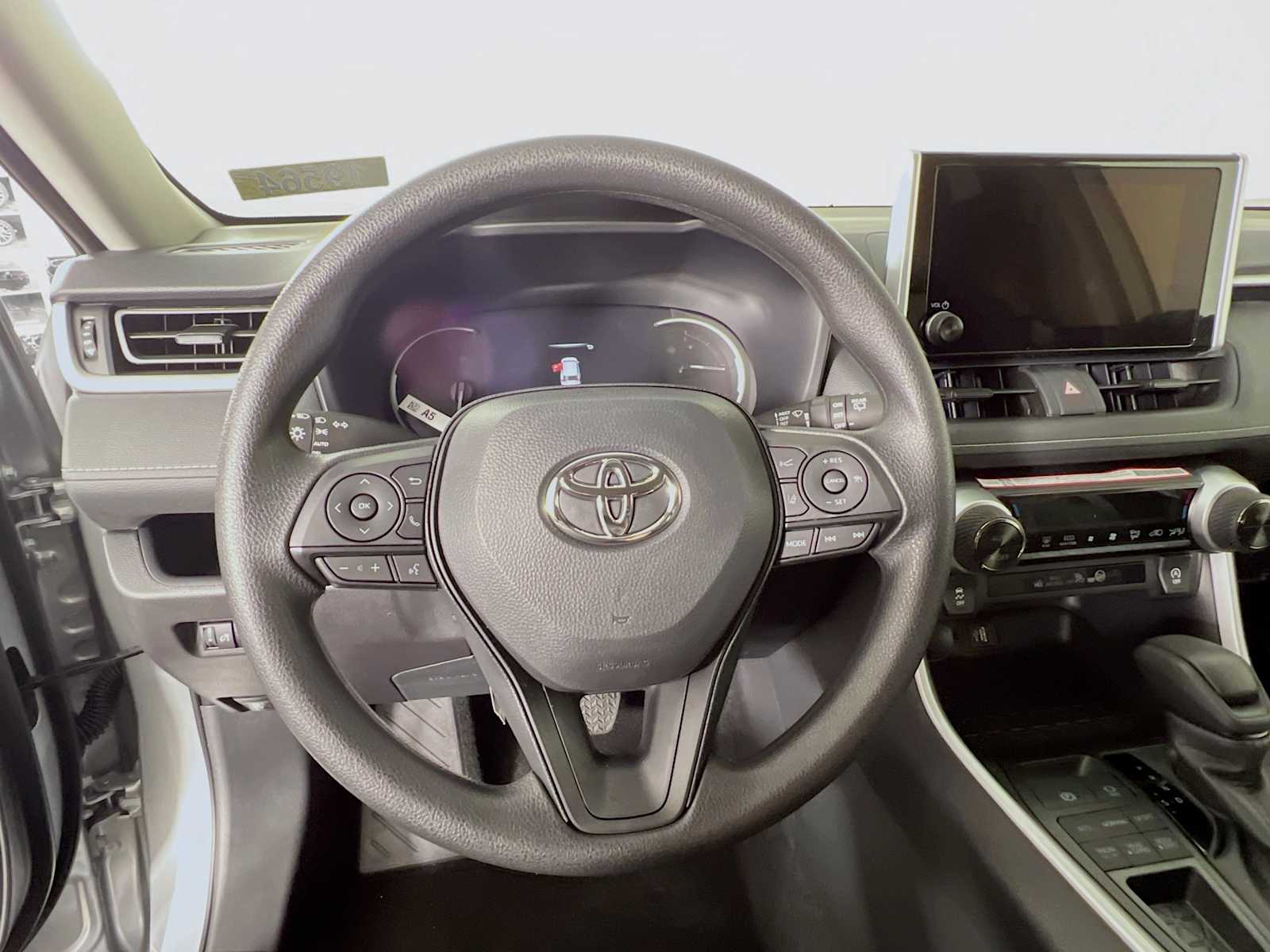 2025 Toyota RAV4 XLE - Photo 7