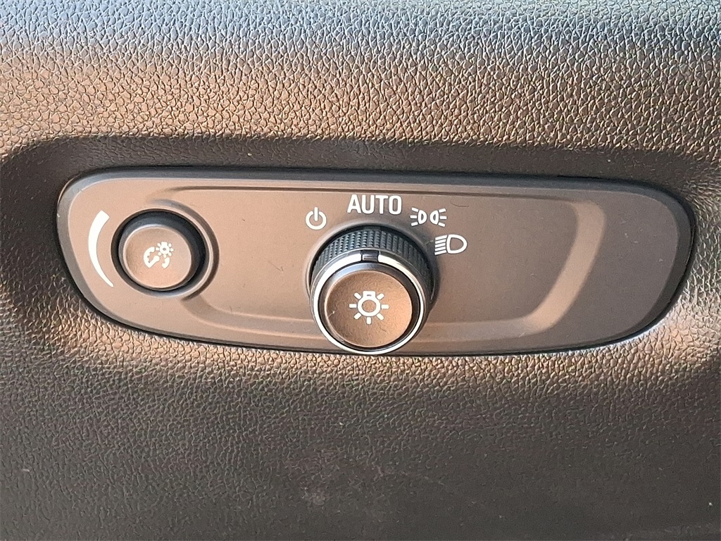2020 Chevrolet Traverse LS - Photo 25