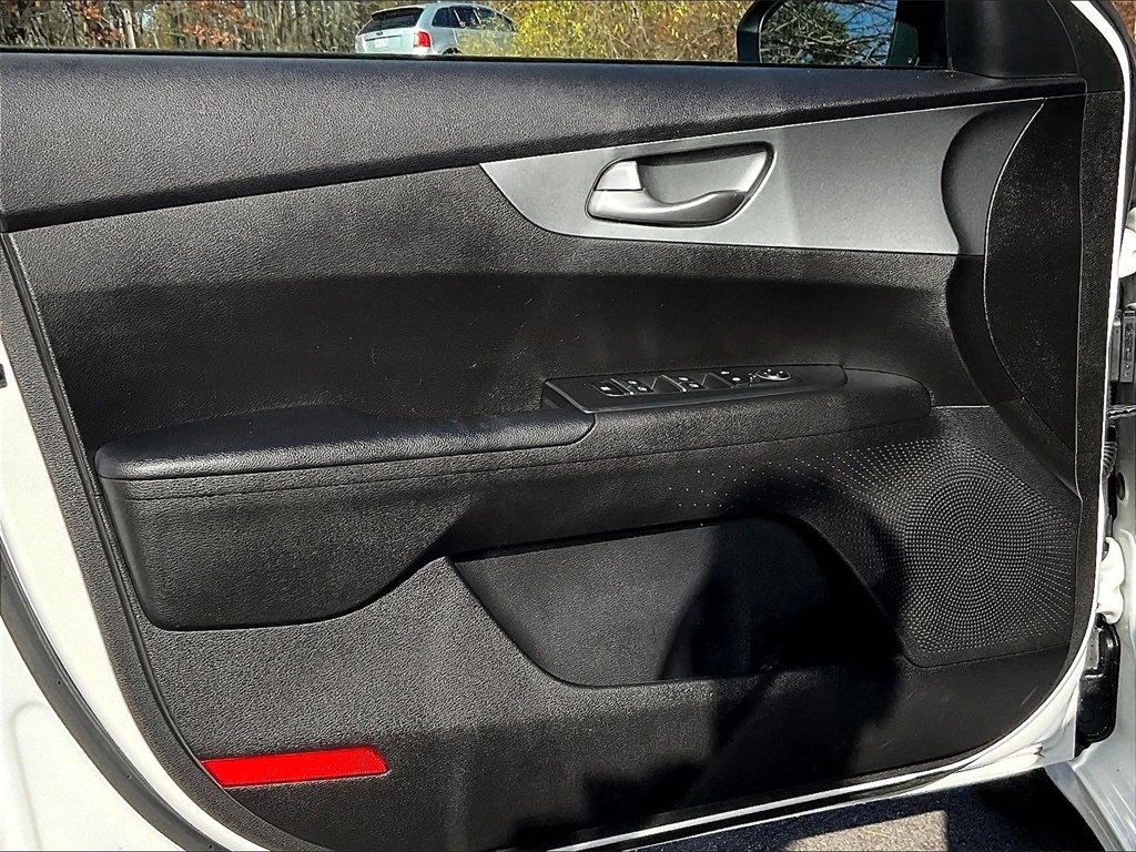 2021 Kia Forte LXS - Photo 9