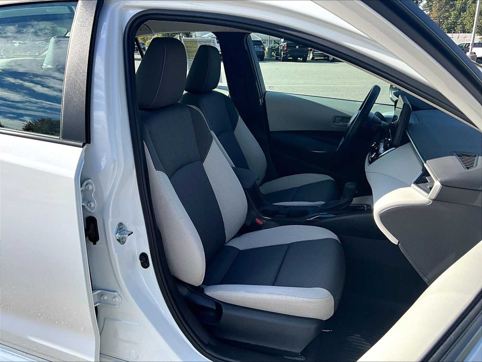 2025 Toyota Corolla LE - Photo 11