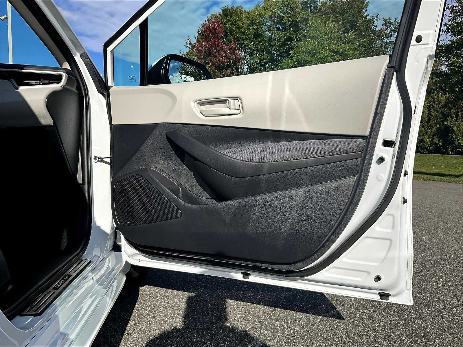 2025 Toyota Corolla LE - Photo 12