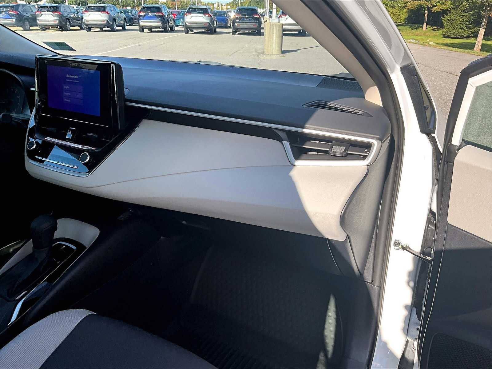 2025 Toyota Corolla LE - Photo 13