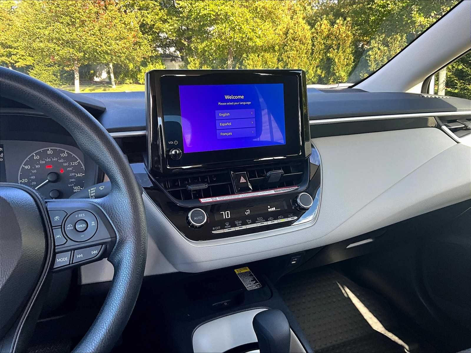 2025 Toyota Corolla LE - Photo 18