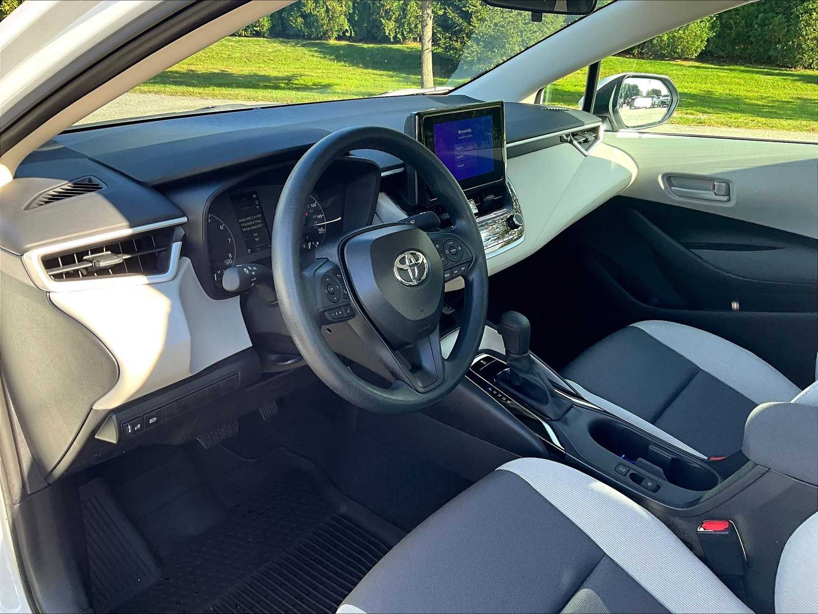 2025 Toyota Corolla LE - Photo 8