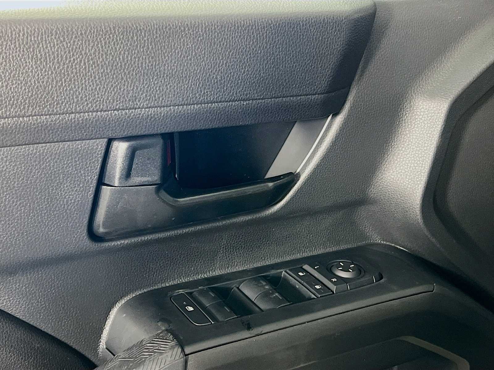 2025 Toyota Tacoma SR5 - Photo 15