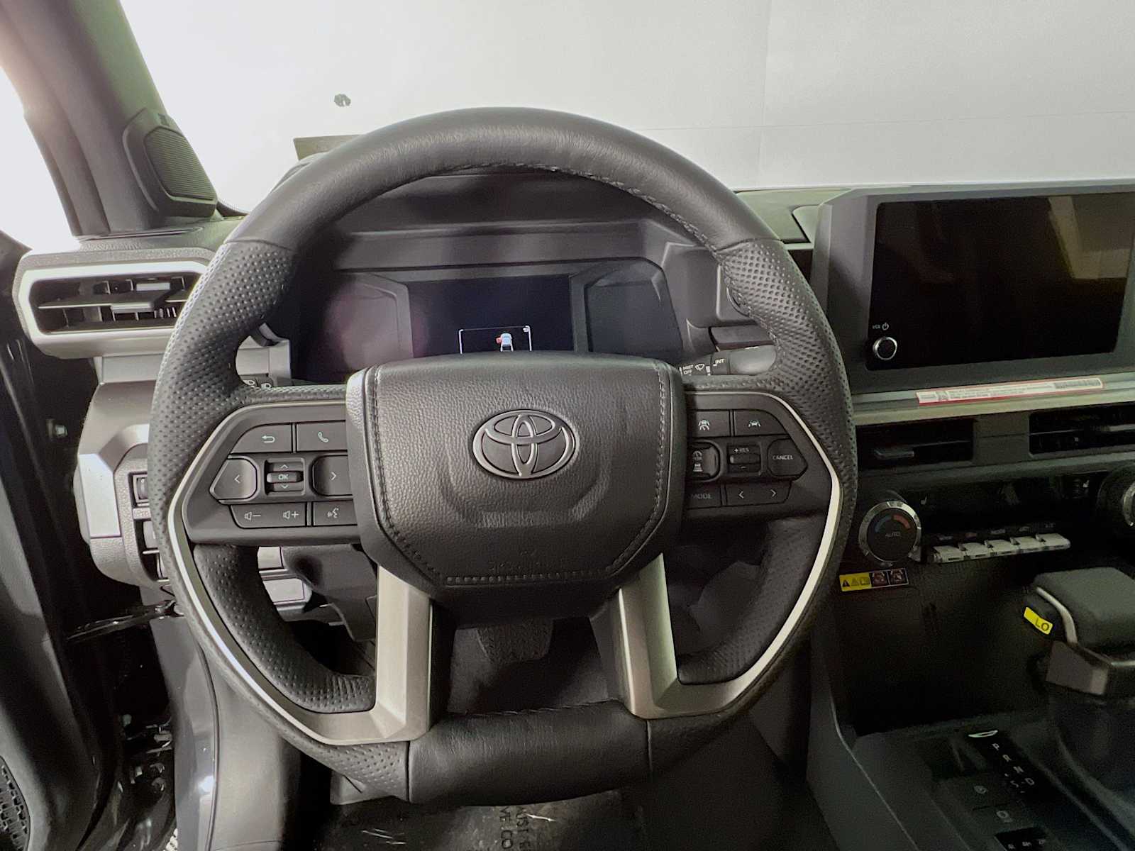 2025 Toyota Tacoma SR5 - Photo 7