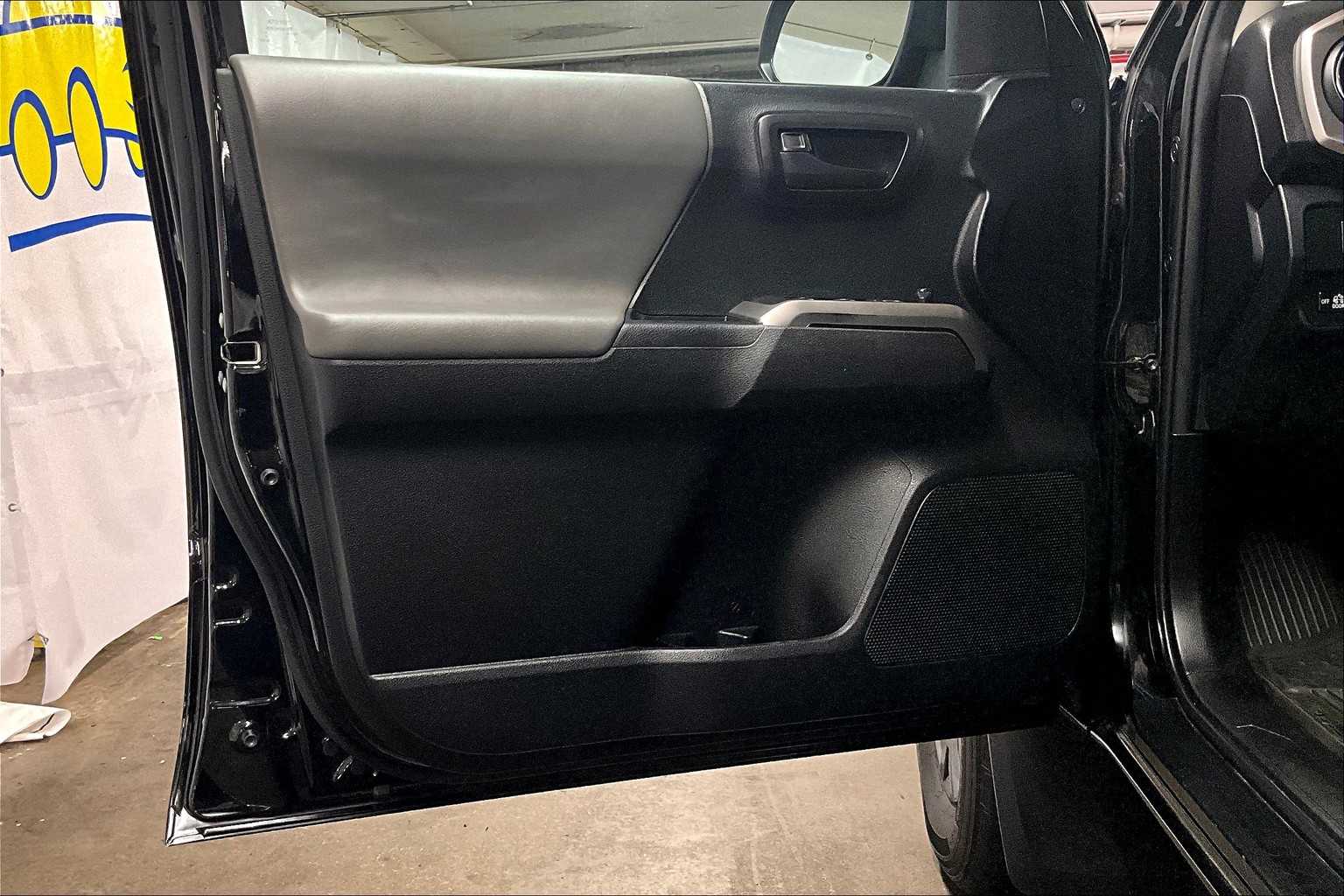2022 Toyota Tacoma SR5 - Photo 9