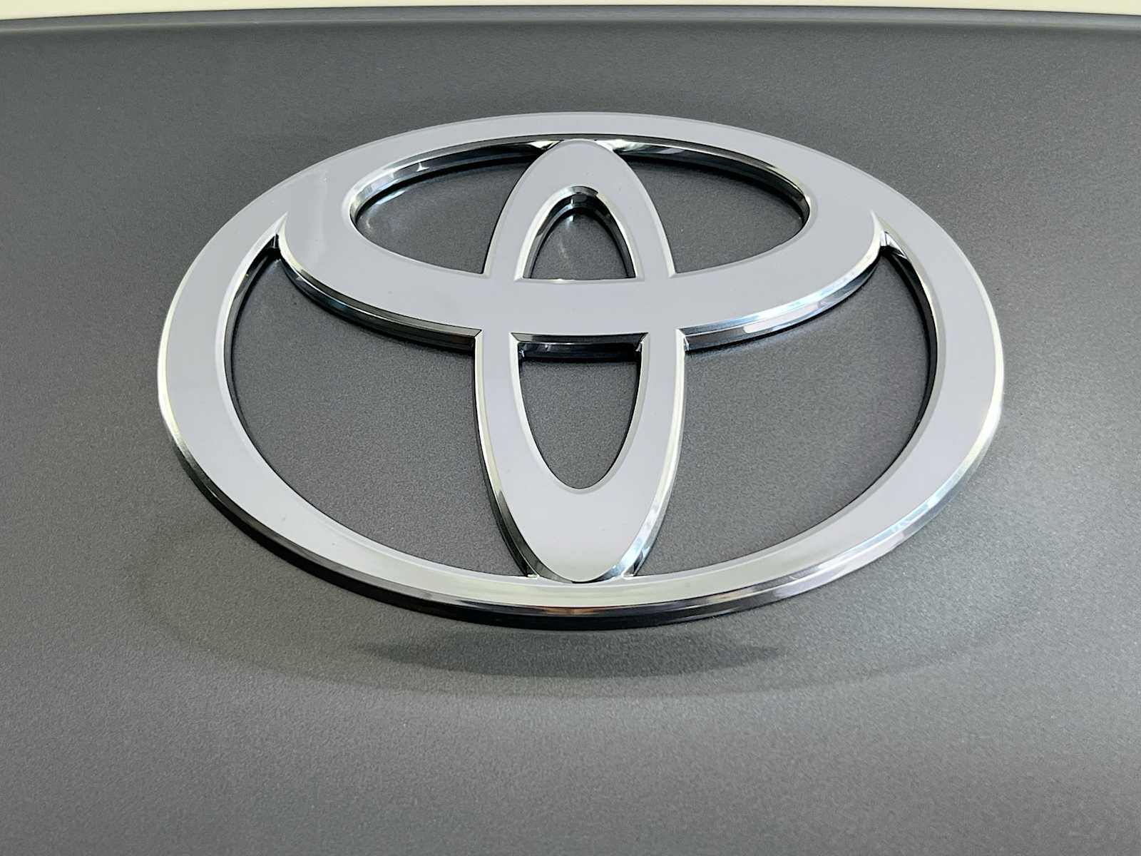 2025 Toyota Camry SE - Photo 18