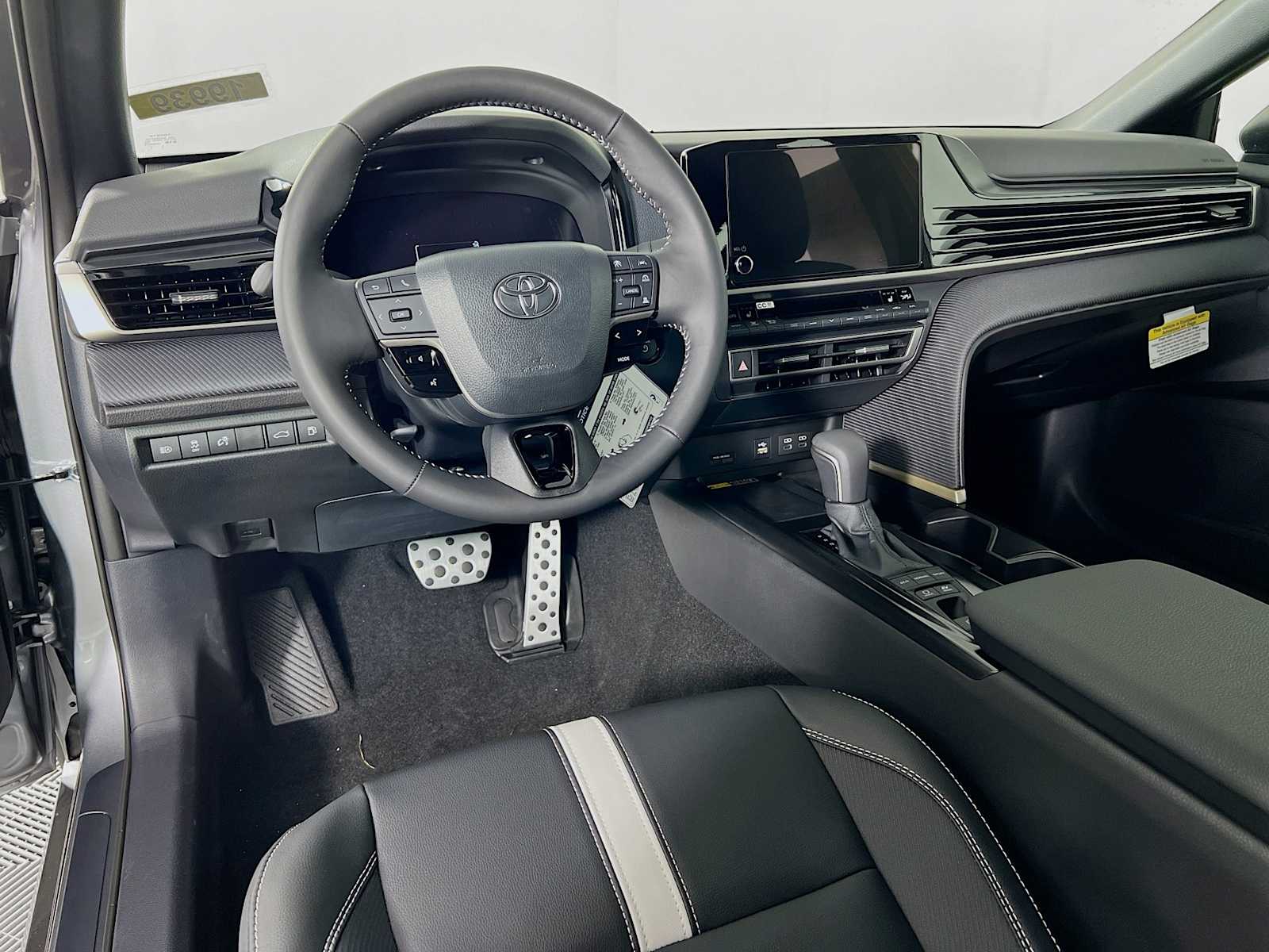 2025 Toyota Camry SE - Photo 6