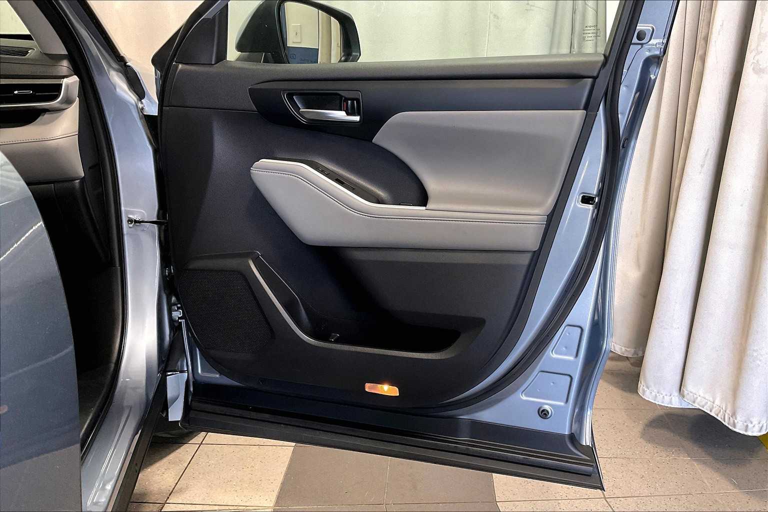2021 Toyota Highlander XLE - Photo 12