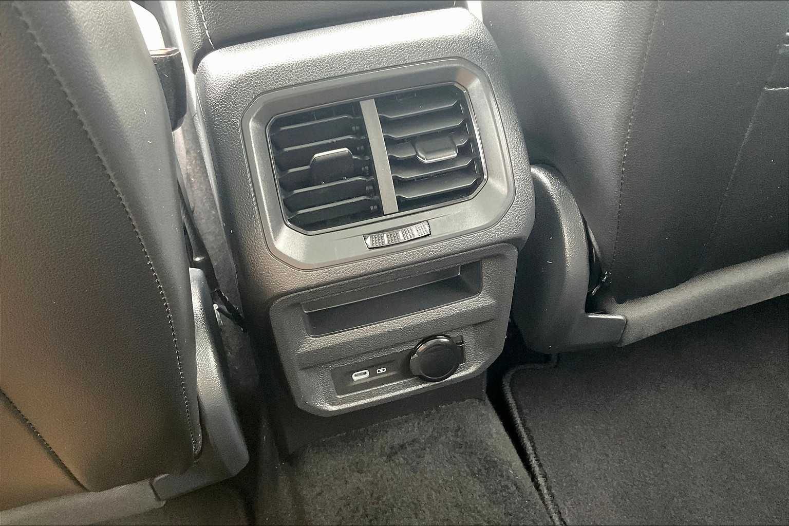 2024 Volkswagen Tiguan SE - Photo 26