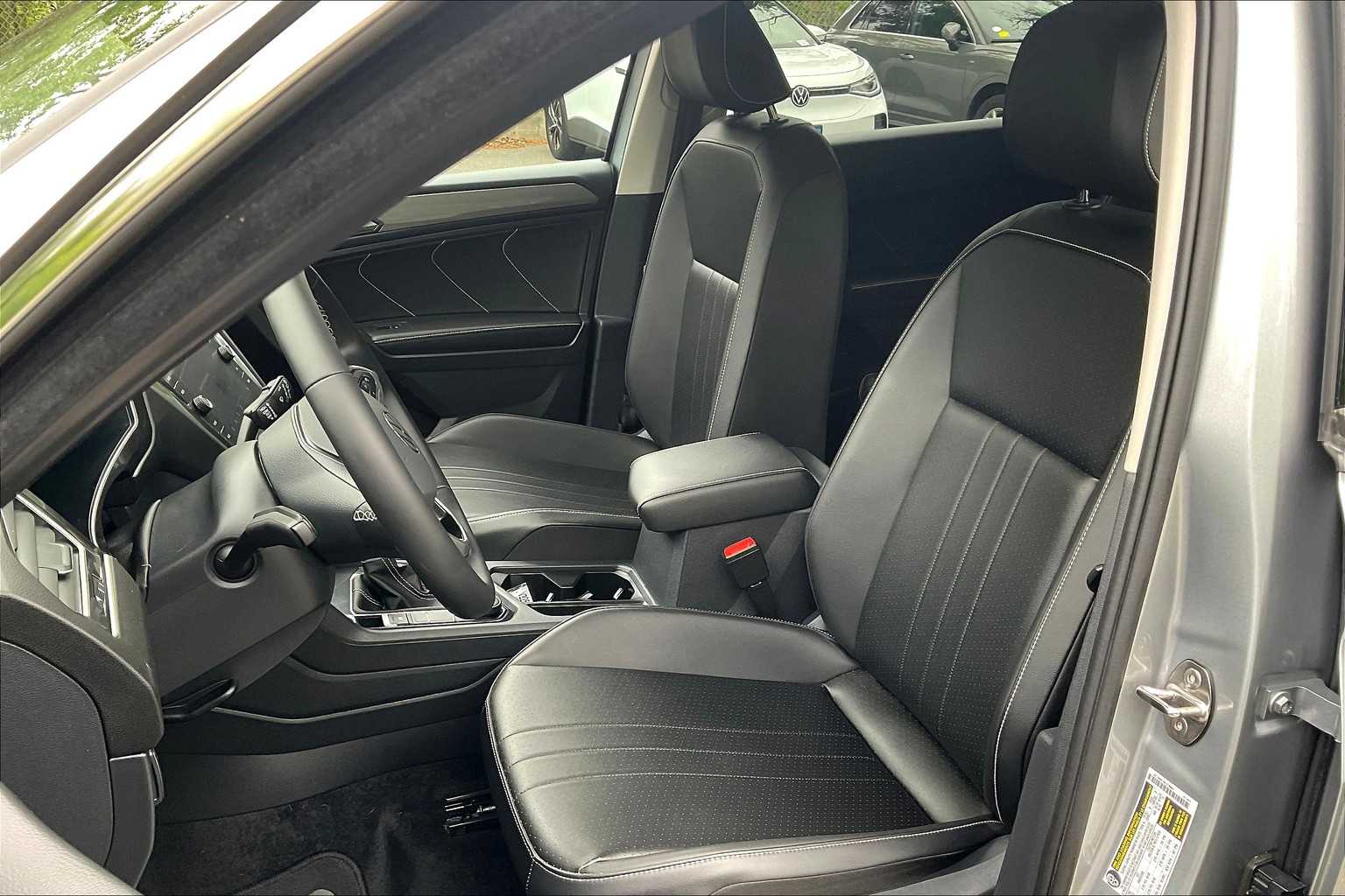 2024 Volkswagen Tiguan SE - Photo 10