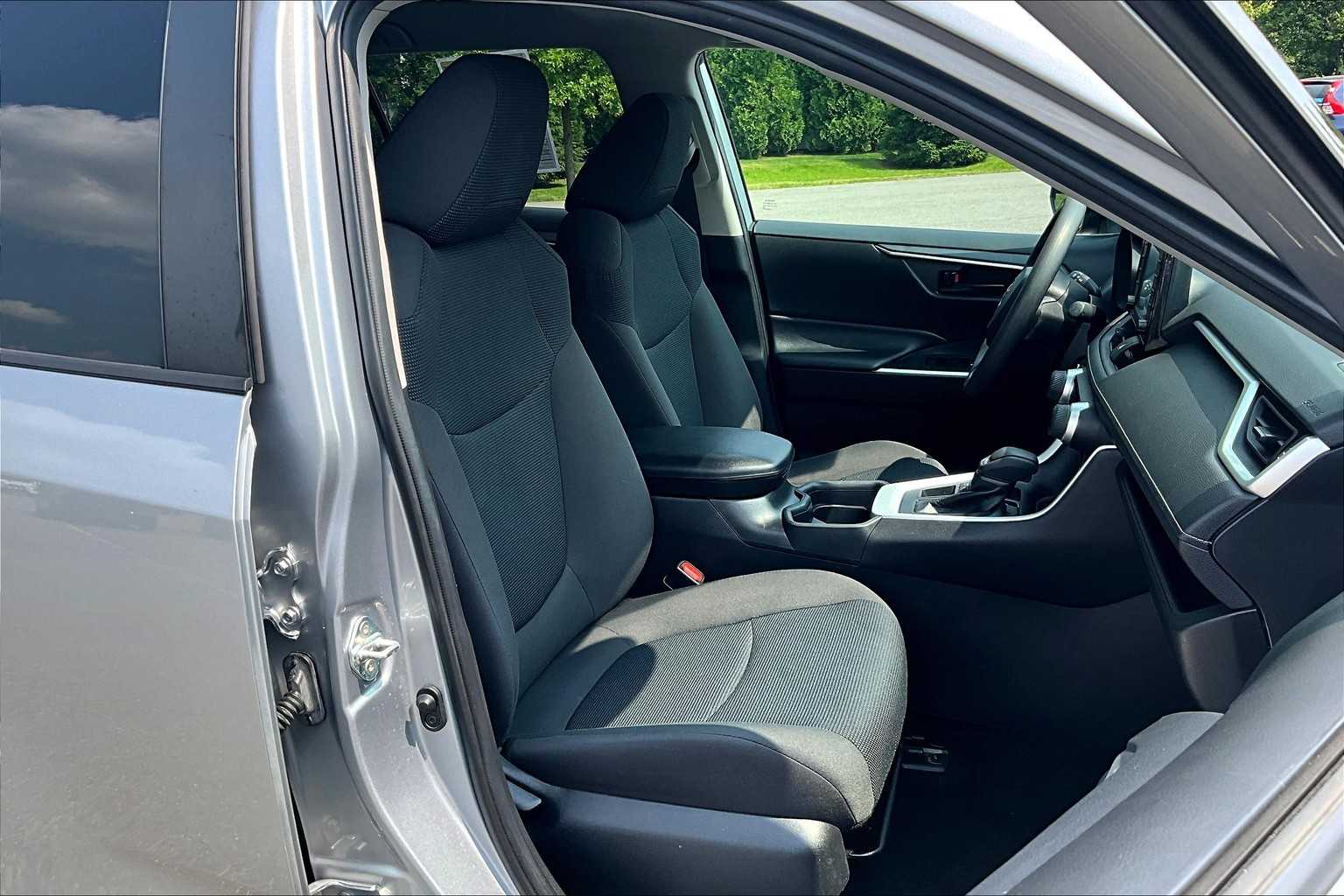 2020 Toyota RAV4 LE - Photo 11