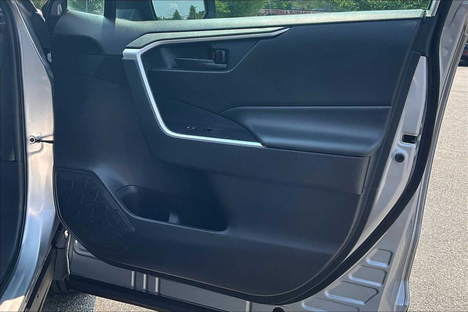 2020 Toyota RAV4 LE - Photo 12