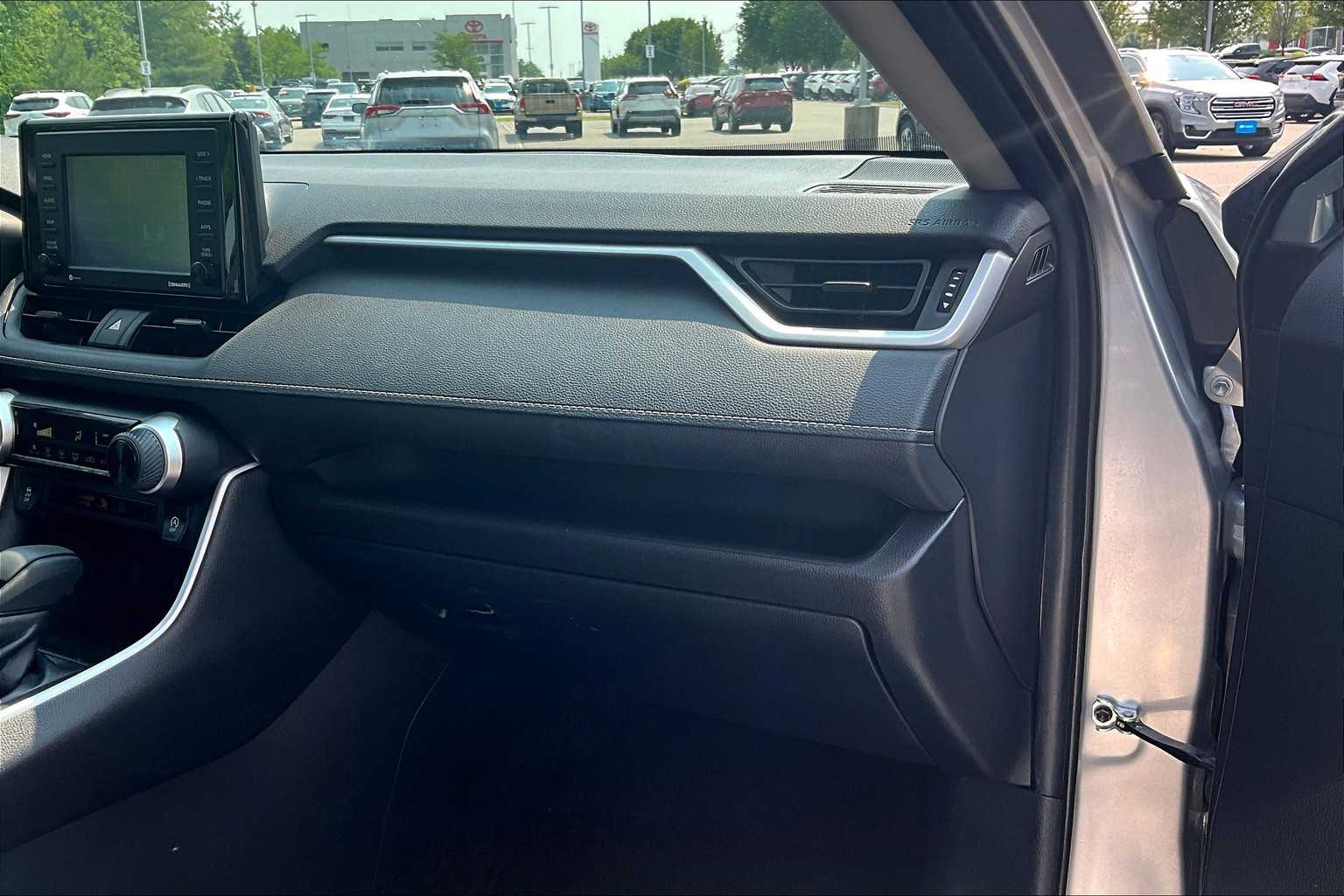 2020 Toyota RAV4 LE - Photo 13