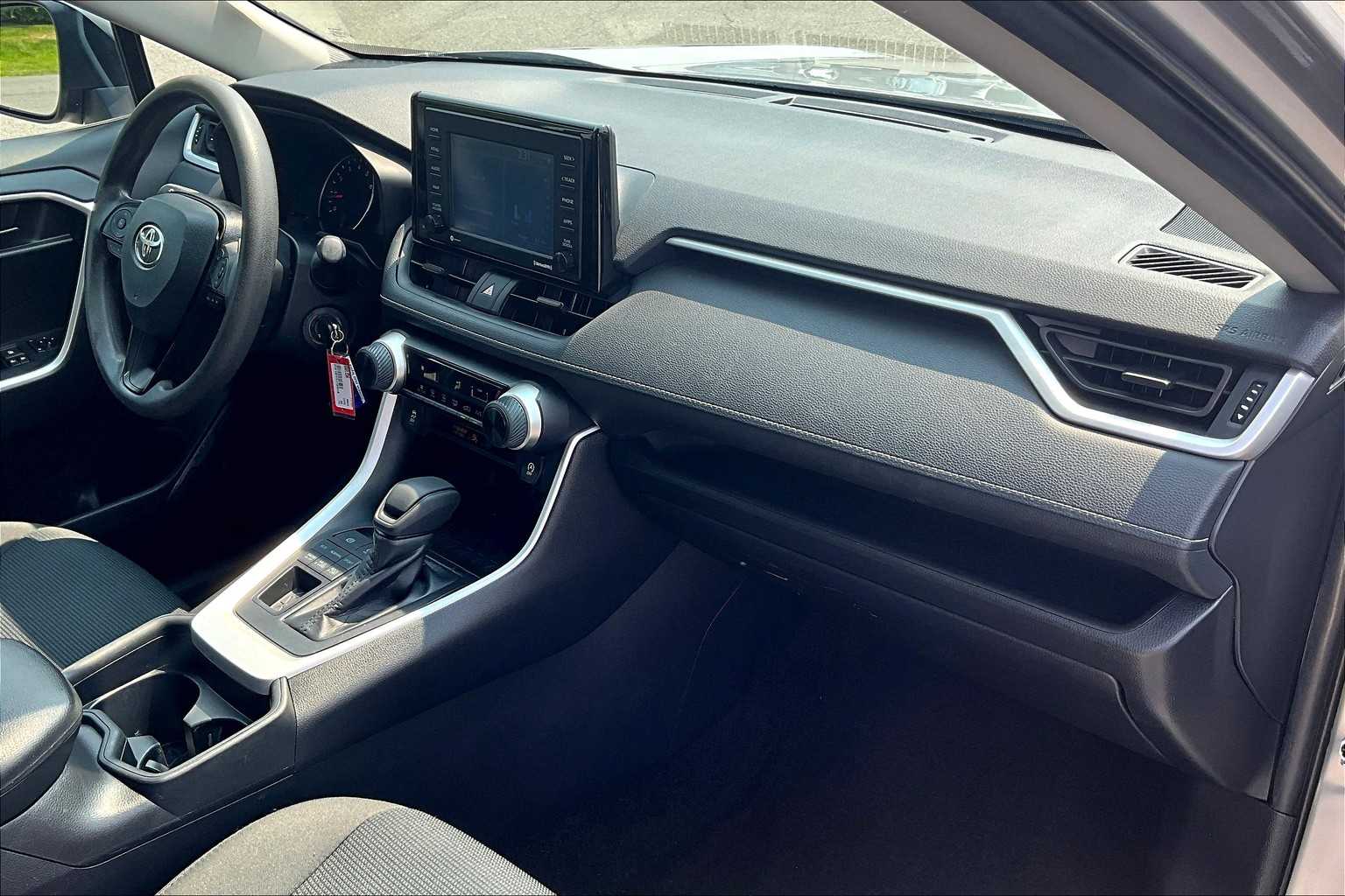2020 Toyota RAV4 LE - Photo 14