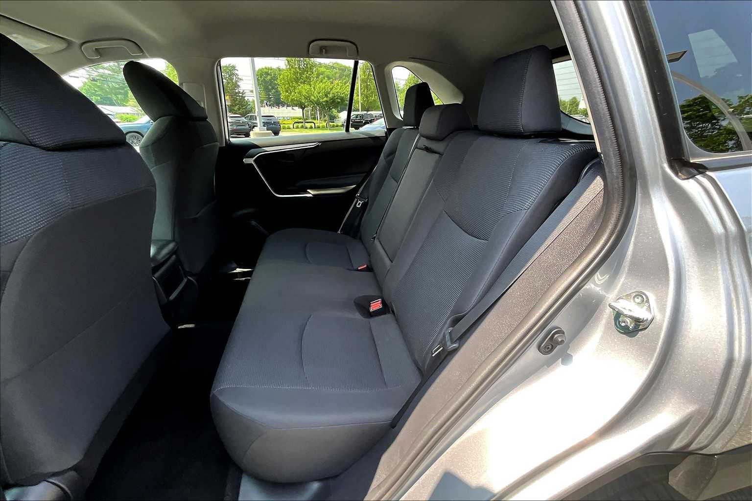 2020 Toyota RAV4 LE - Photo 15