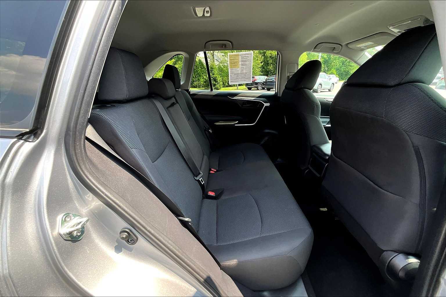2020 Toyota RAV4 LE - Photo 16